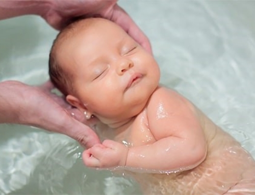 ¿Cómo se baña a un bebé? Trucos para que al bebé le guste el momento del baño